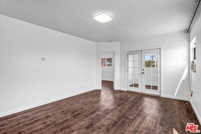 Building Photo - 5319 1/2 Normandie Ave