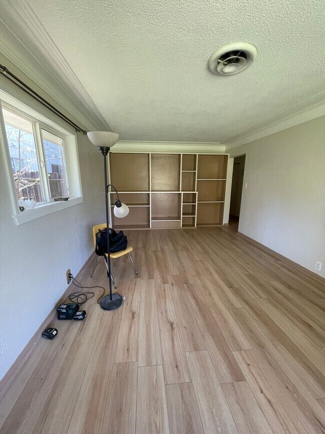 Building Photo - Available Now! Beautiful 3/1 with Large Fr...