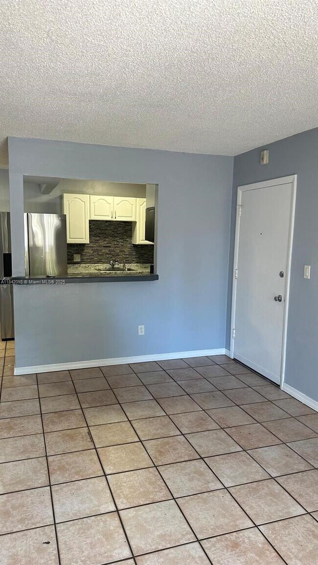 Building Photo - 10780 N Kendall Dr