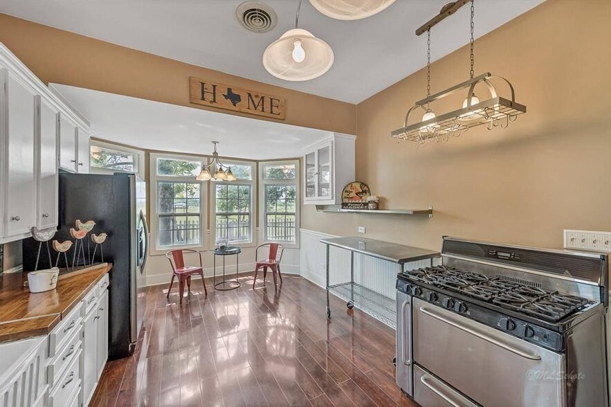 Kitchen &amp; Breakfast Nook - 10152 FM949