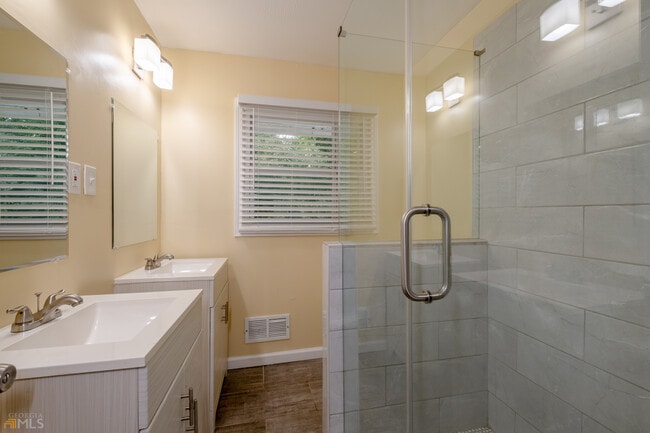 Building Photo - 2926 Gresham Rd S E