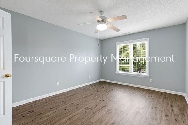 Building Photo - Townhome | Screened Back Porch | Back Pati...