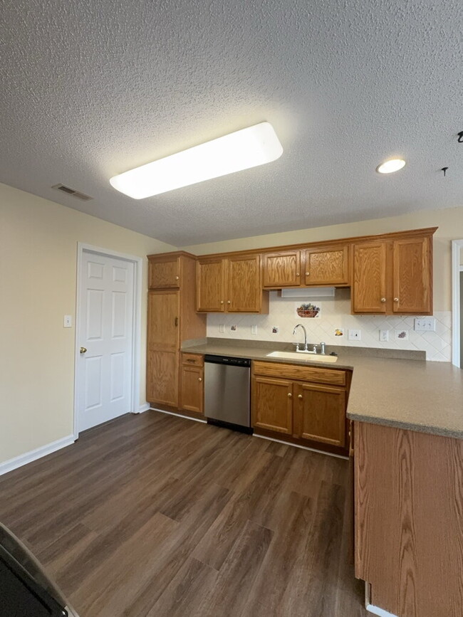 Building Photo - Three Bedroom Two and Half Full Bathroom R...