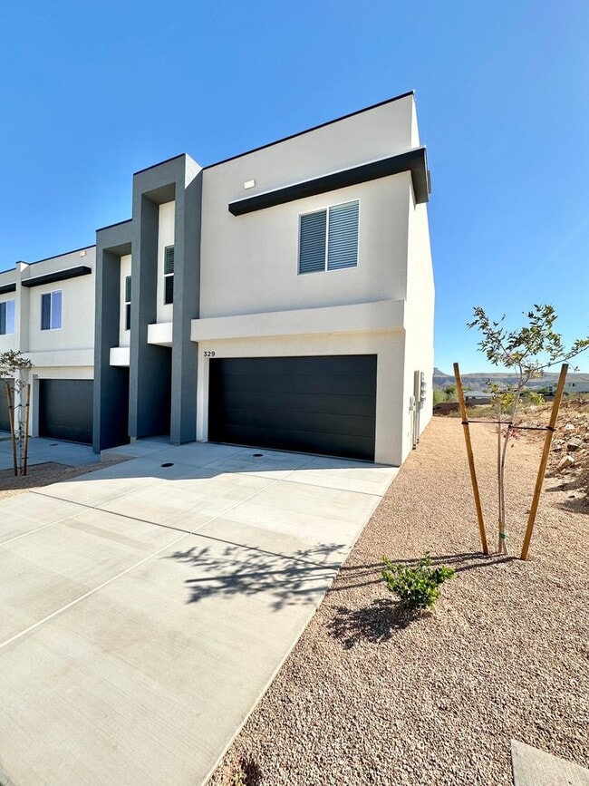 Building Photo - PET FRIENDLY!! HURRICANE TOWNHOME! END UNIT!