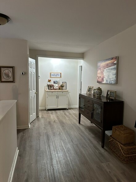 Back Foyer - 657 Home Avenue SE