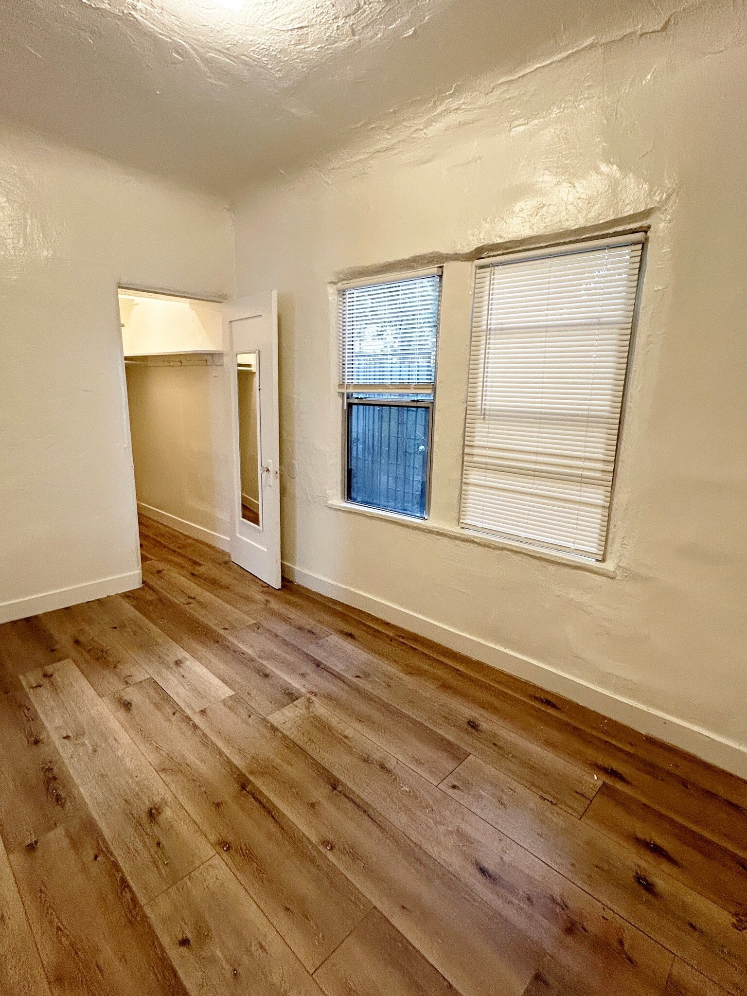 Building Photo - 806 N Poinsettia Pl