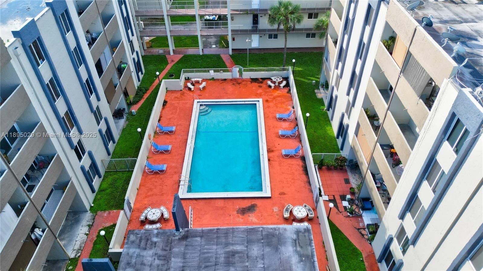 Building Photo - 10000 NW 80th Ct