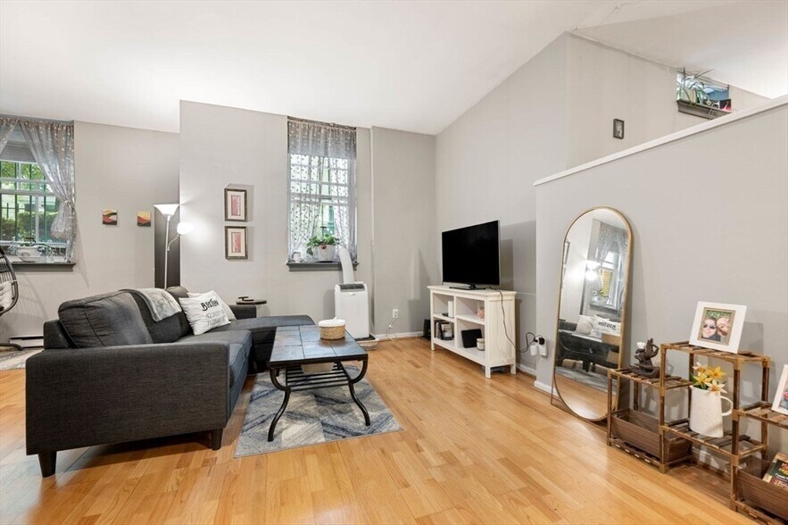 Primary Photo - 350 W 4th St
