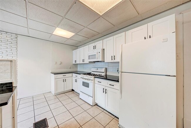 Building Photo - 1111 W 22 1/2 St