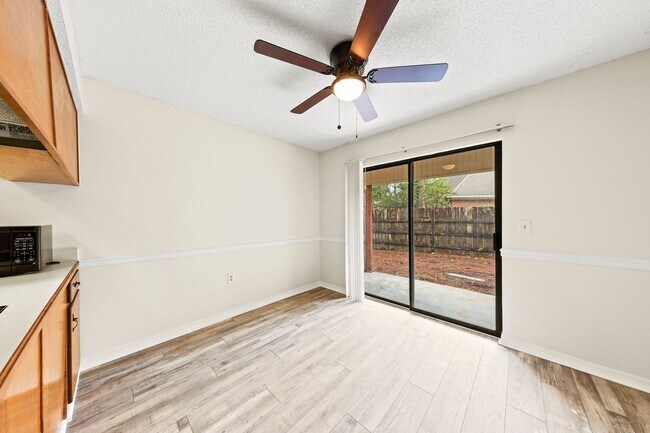 Building Photo - Charming Home in Parkwood Circle!