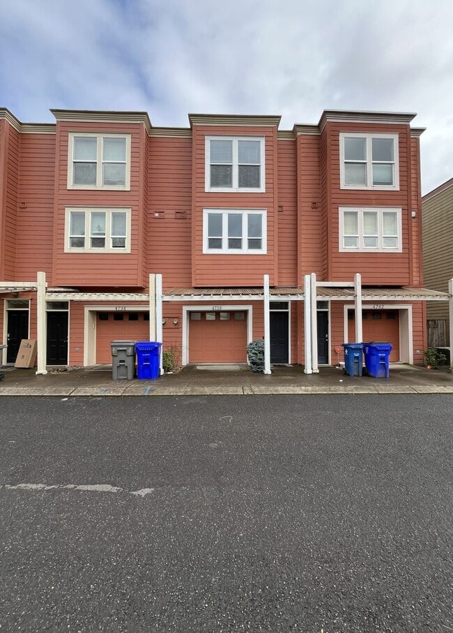 Building Photo - Modern Townhome Near OHSU with 3 Bedrooms Each with Private En-Suite Bath