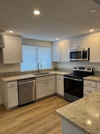 Building Photo - Great location on Private Court. Newly remodeled from Top to Bottom