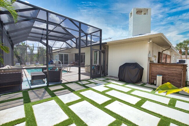 Building Photo - Seasonal Venice Island Pool Home half block from Golden Beach deeded access to the Gulf!