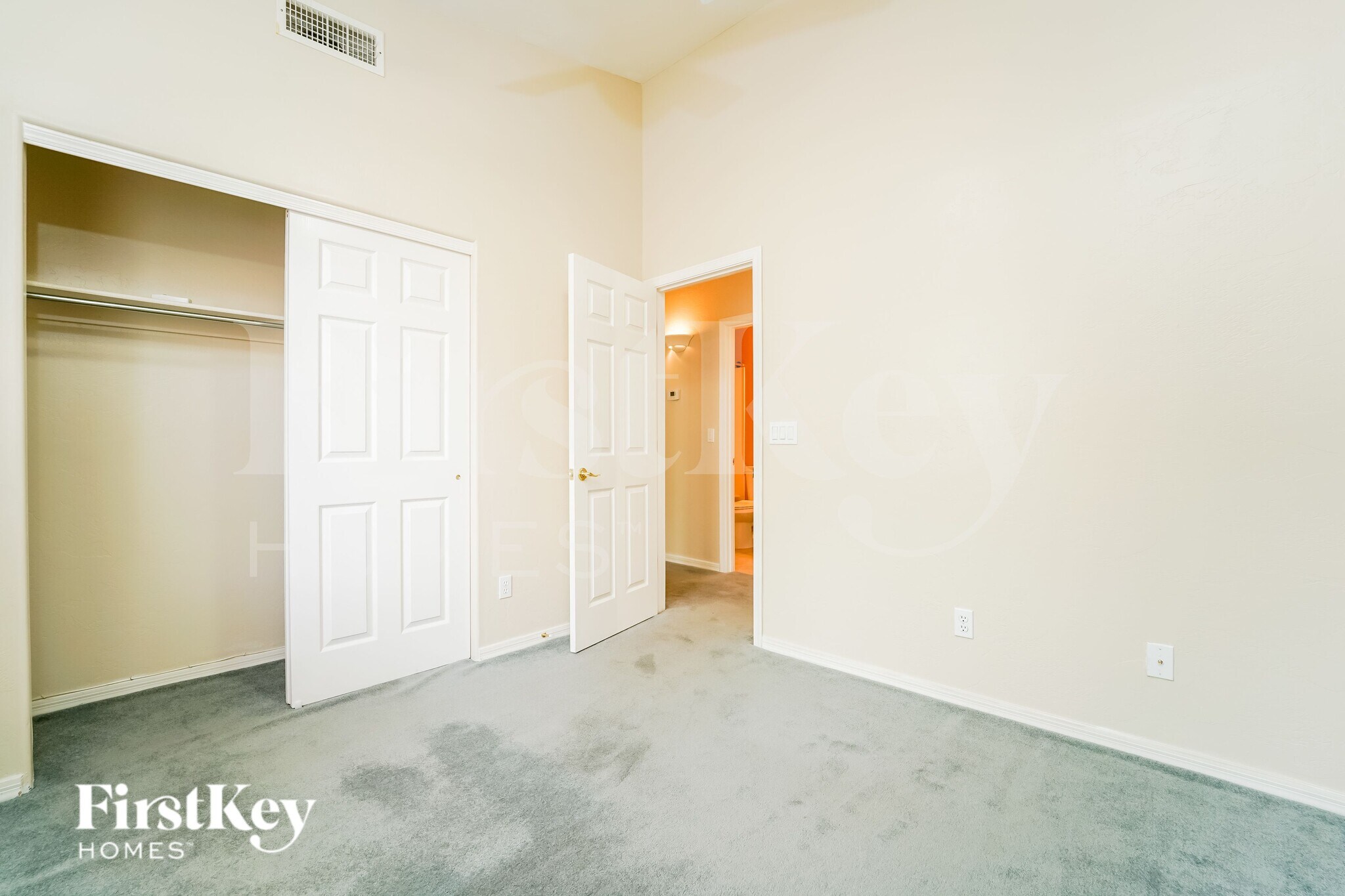 Building Photo - 5240 N Spring Pointe Pl