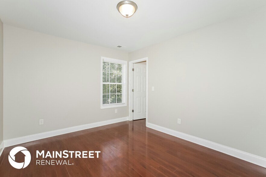 Building Photo - 2207 Clarendon Ct NE