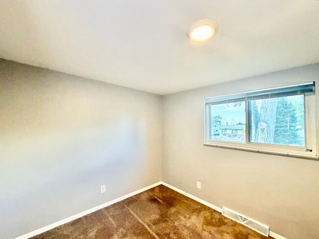 Building Photo - 387 S Queen Cir