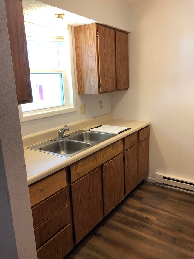 Building Photo - 504 E Chellis St