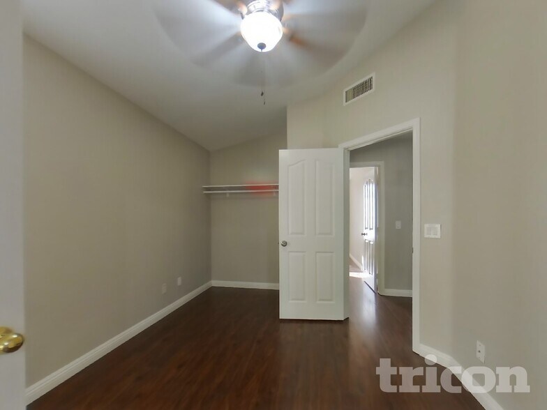 Building Photo - 12618 W Cambridge Ave