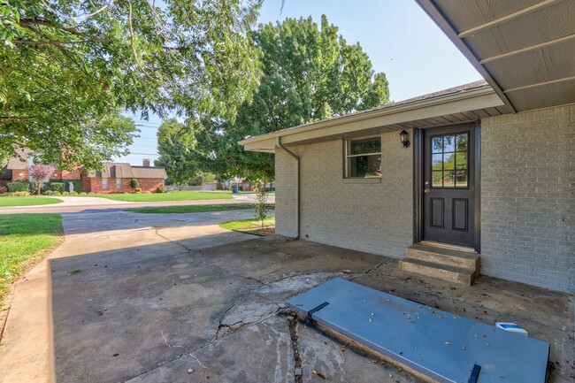 Building Photo - Charming Home with Natural Light Near Penn...