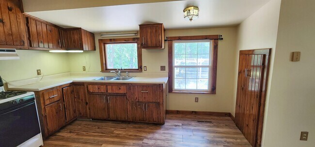 Building Photo - 226 N High Bridge Rd