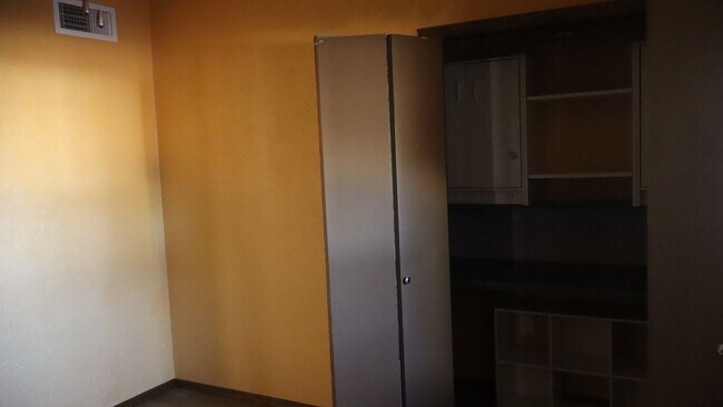 Building Photo - Spacious