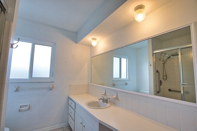 Building Photo - Annual Unfurnished 2 Bedroom 2 Bathroom Single Family Home in Venice Gardens with Water View!