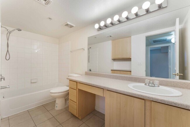 Building Photo - Modern 1-Bedroom Oasis: Prime Location!