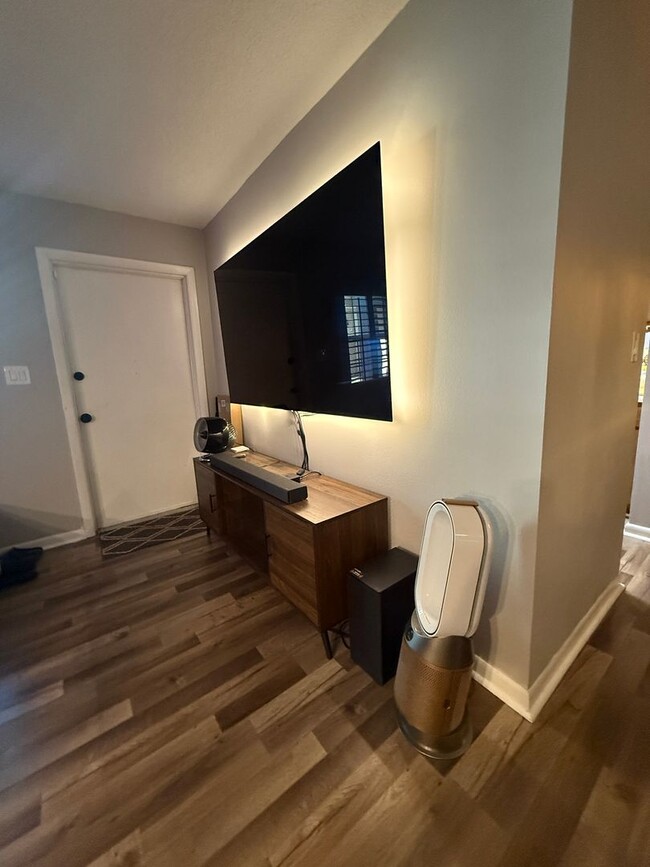 Building Photo - Beautifully Renovated Condo in the Heart o...