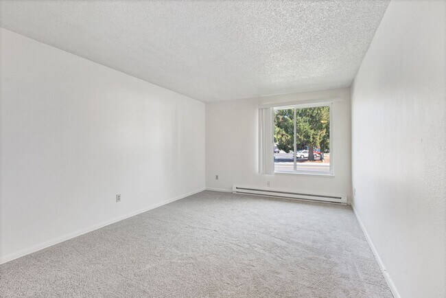 Building Photo - 6125 N Addison St