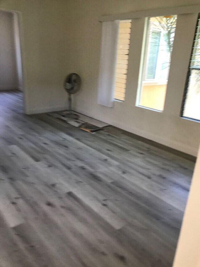 Building Photo - Spacious 1-Bedroom Apartment in Van Nuys –...