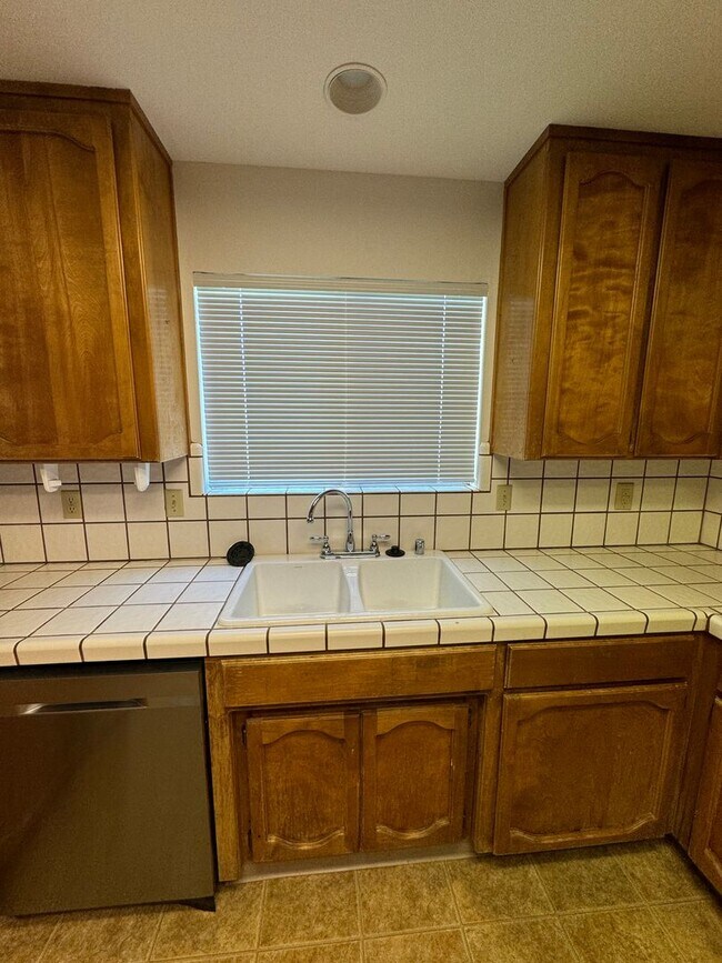 Building Photo - 1042 Awani Dr