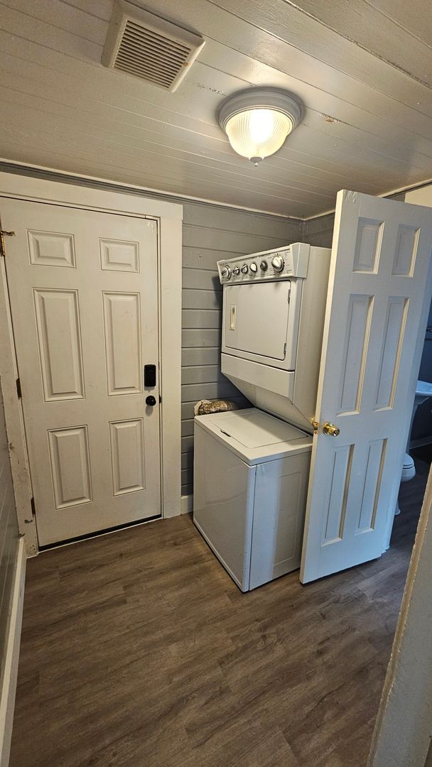 Building Photo - Cute 2-bed house,  Pet Friendly, Central location!