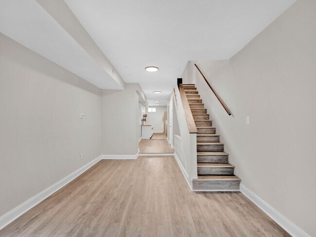 Building Photo - 1214 E Eager St