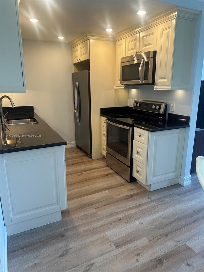 Building Photo - 4027 Swansea Crescent