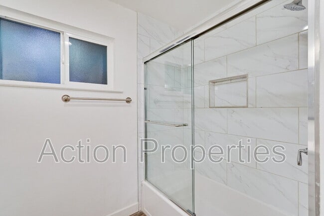 Building Photo - 681 S 13th St