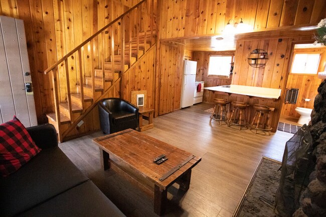 Building Photo - 956 W White Mountain Blvd