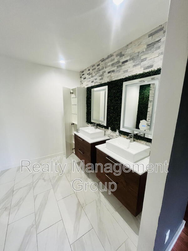Building Photo - 1477 Saddle Way
