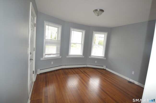 Building Photo - 807 Brewster St