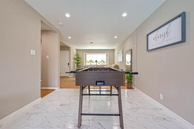 Building Photo - 5330 Hialeah Dr