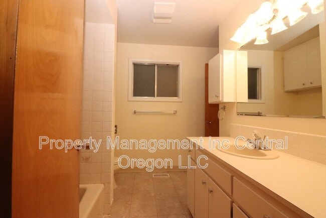 Building Photo - 1670 Yew St SE