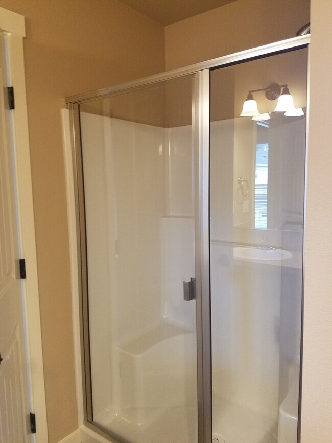 Building Photo - High end town home in perfect location
