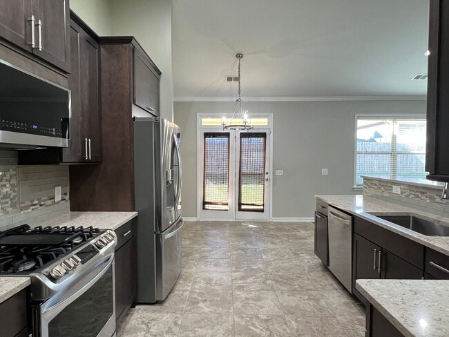 Building Photo - Beautiful Home w/Lots of Extras