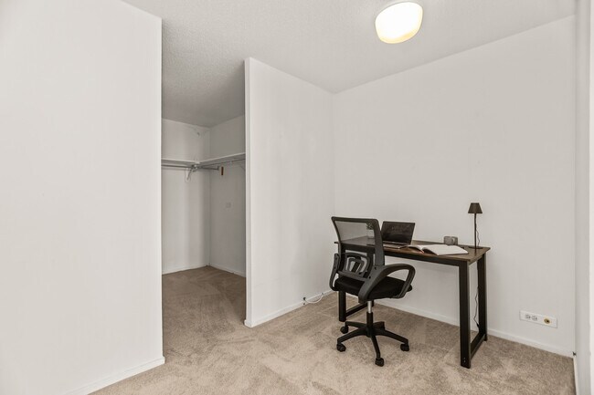 Building Photo - 6700 S South Shore Dr