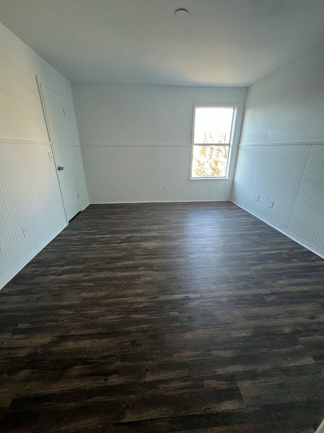 Building Photo - FIRST MONTH FREE- LAMINATED FLOOR 2/2 COND...
