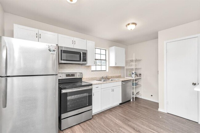 Building Photo - 915 Eleanor St