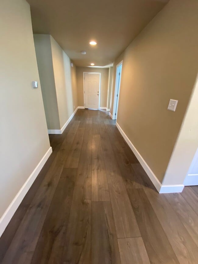 Building Photo - Newer NE Home, Gas Heat & A/C, All Applian...