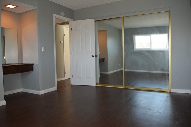 Building Photo - 6505 Hillsdale Blvd