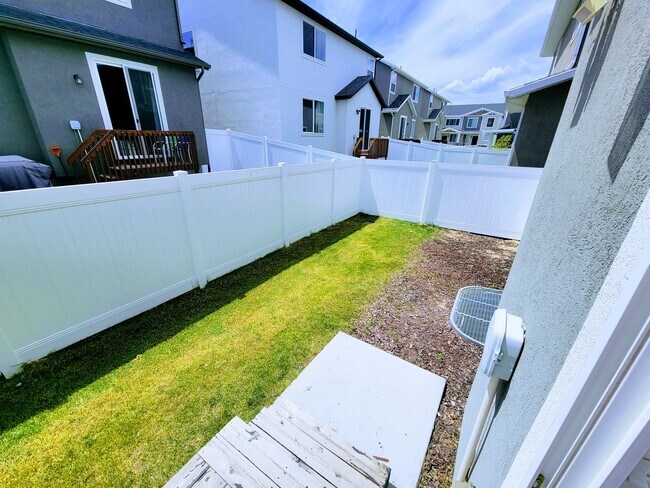 Building Photo - 1049 Albion Meadow Way