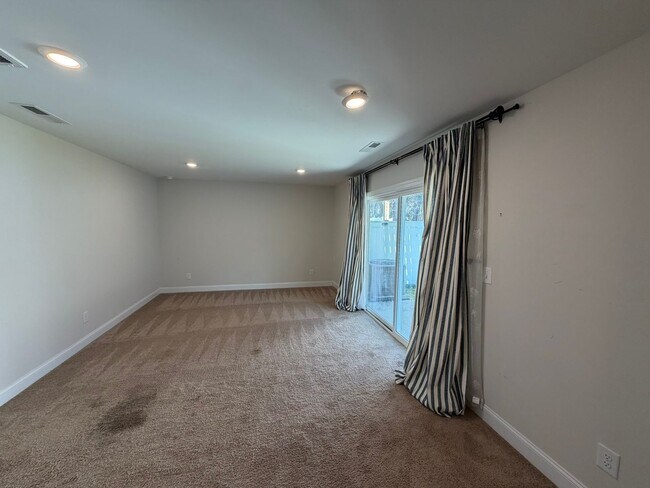Building Photo - Spacious townhome in Riverwalk