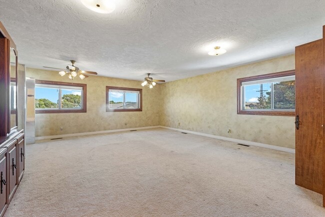 Building Photo - 4 BED 2.5 BATH HOME IN REXBURG